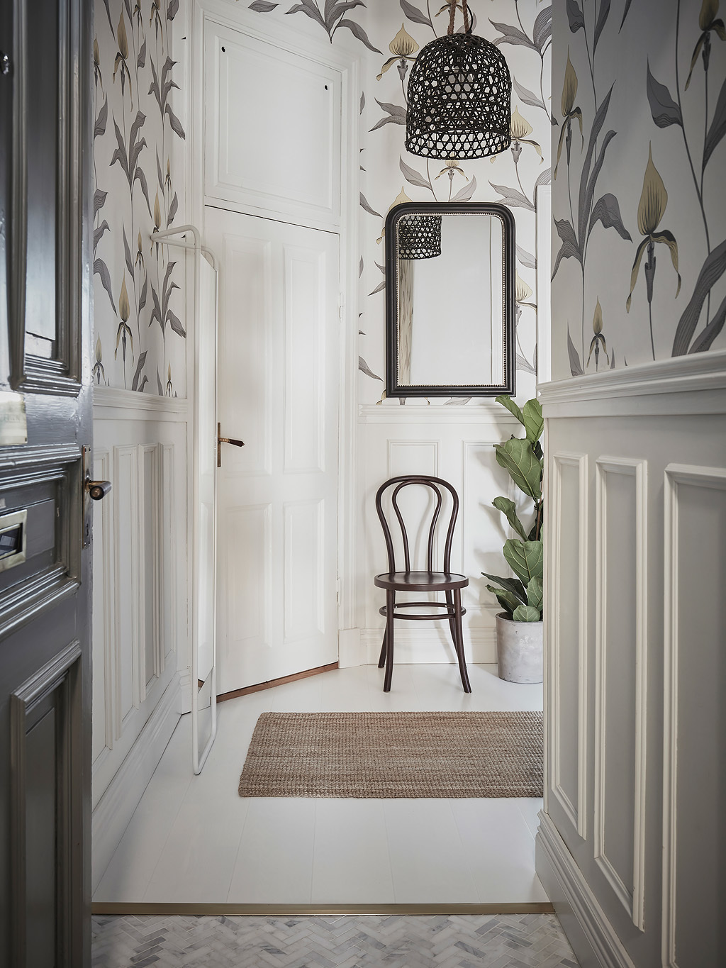 Käytävässä kaunis kukkainen tapetti 